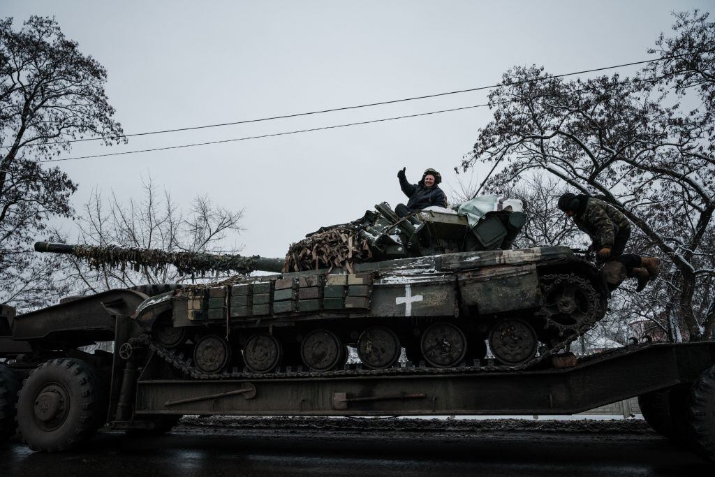 Militar de Ucrania a bordo de un tanque transportado hacia Donetsk