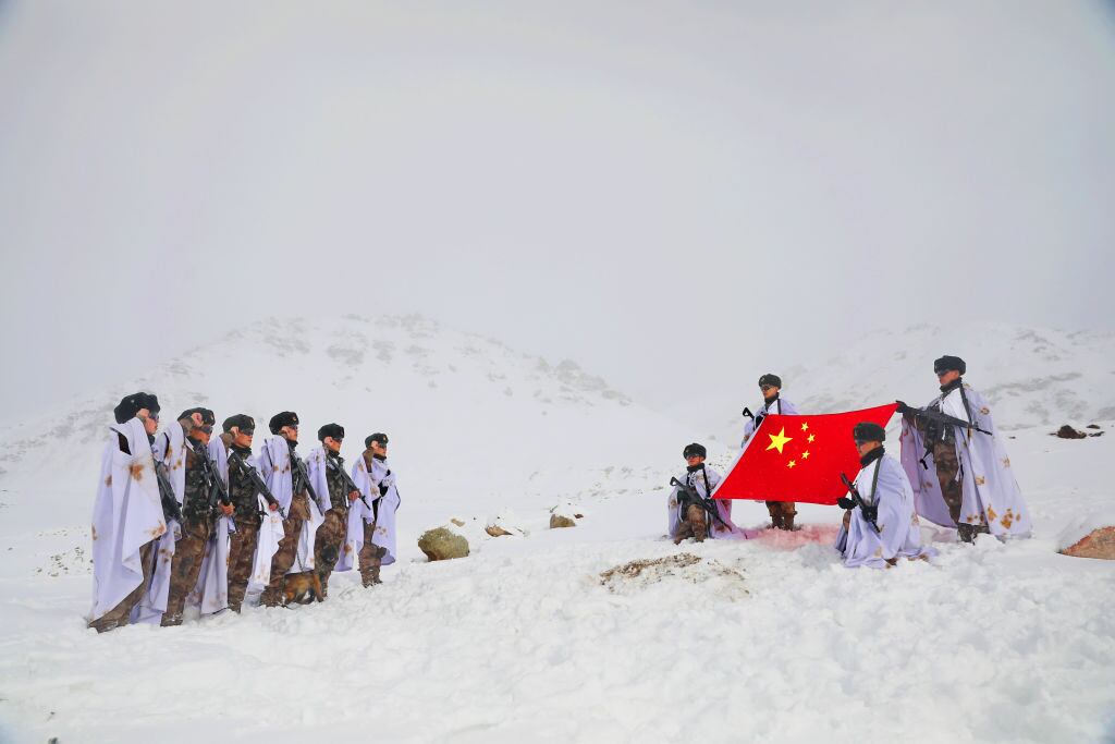 Militares de China hacen saludo a su bandera en zona fronteriza con India