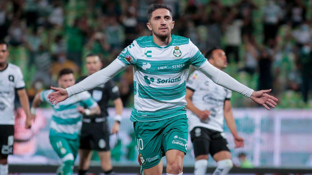 TORREON, MEXICO - MAY 08: Diego Valdes of Santos celebrates after scoring the fourth goal of his team during the playoff match between Santos Laguna and Queretaro as part of the Torneo Guard1anes 2021 Liga MX at Corona Stadium on May 8, 2021 in Guadalajara, Mexico. (Photo by Manuel Guadarrama/Getty Images)