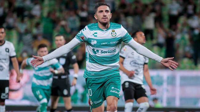 TORREON, MEXICO - MAY 08: Diego Valdes of Santos celebrates after scoring the fourth goal of his team during the playoff match between Santos Laguna and Queretaro as part of the Torneo Guard1anes 2021 Liga MX at Corona Stadium on May 8, 2021 in Guadalajara, Mexico. (Photo by Manuel Guadarrama/Getty Images)