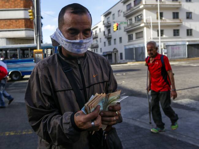 Un hombre revisa su dinero en la ciudad venezolana de Caracas