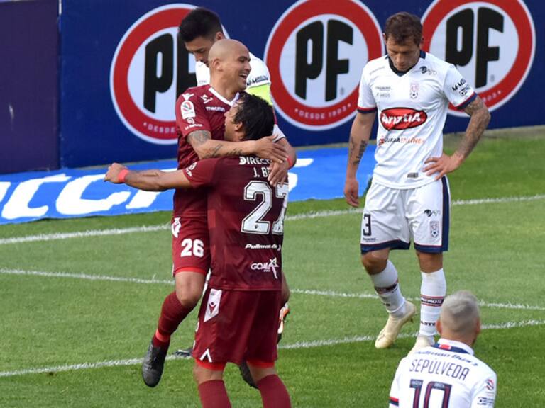 Deportes La Serena llegó al liderato del fútbol chileno tras golear a Melipilla en La Portada