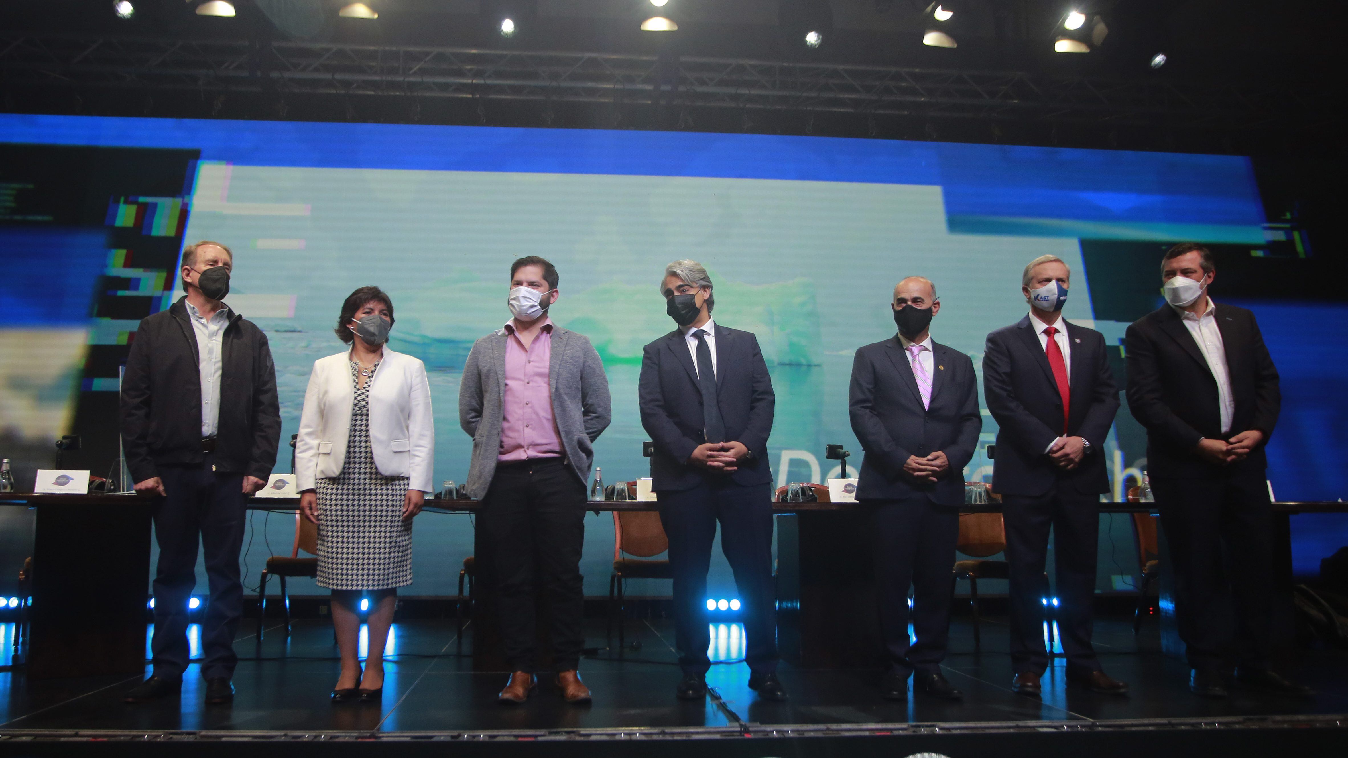 15 de octubre de 2021/SANTIAGOLos candidatos presidenciales suben al escenario para posar para la prensa, (IZQ-DER) Eduardo Artés (Unión Patriótica), Yasna Provoste (Nuevo Pacto Social), Gabriel Boric (Apruebo Dignidad), Marco Enríquez-Ominami (Partido Progresista),José Antonio Kast (Partido Republicano) y Sebastián Sichel (Chile Podemos Más). La Asociación de Radiodifusores de Chile (Archi) realiza y transmite el debate presidencial 2021 con la participación de seis candidatos.
FOTO: KARIN POZO/AGENCIAUNO