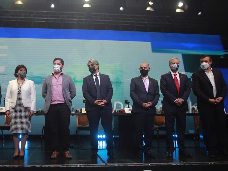 15 de octubre de 2021/SANTIAGOLos candidatos presidenciales suben al escenario para posar para la prensa, (IZQ-DER) Eduardo Artés (Unión Patriótica), Yasna Provoste (Nuevo Pacto Social), Gabriel Boric (Apruebo Dignidad), Marco Enríquez-Ominami (Partido Progresista),José Antonio Kast (Partido Republicano) y Sebastián Sichel (Chile Podemos Más). La Asociación de Radiodifusores de Chile (Archi) realiza y transmite el debate presidencial 2021 con la participación de seis candidatos.
FOTO: KARIN POZO/AGENCIAUNO