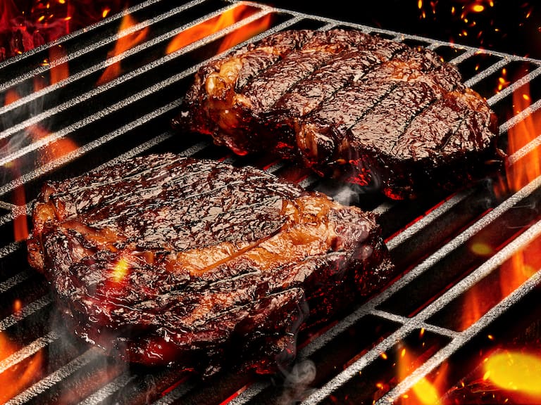 Lo que nadie esperaba: comer carne podría aumentar las probabilidades de llegar a los 100