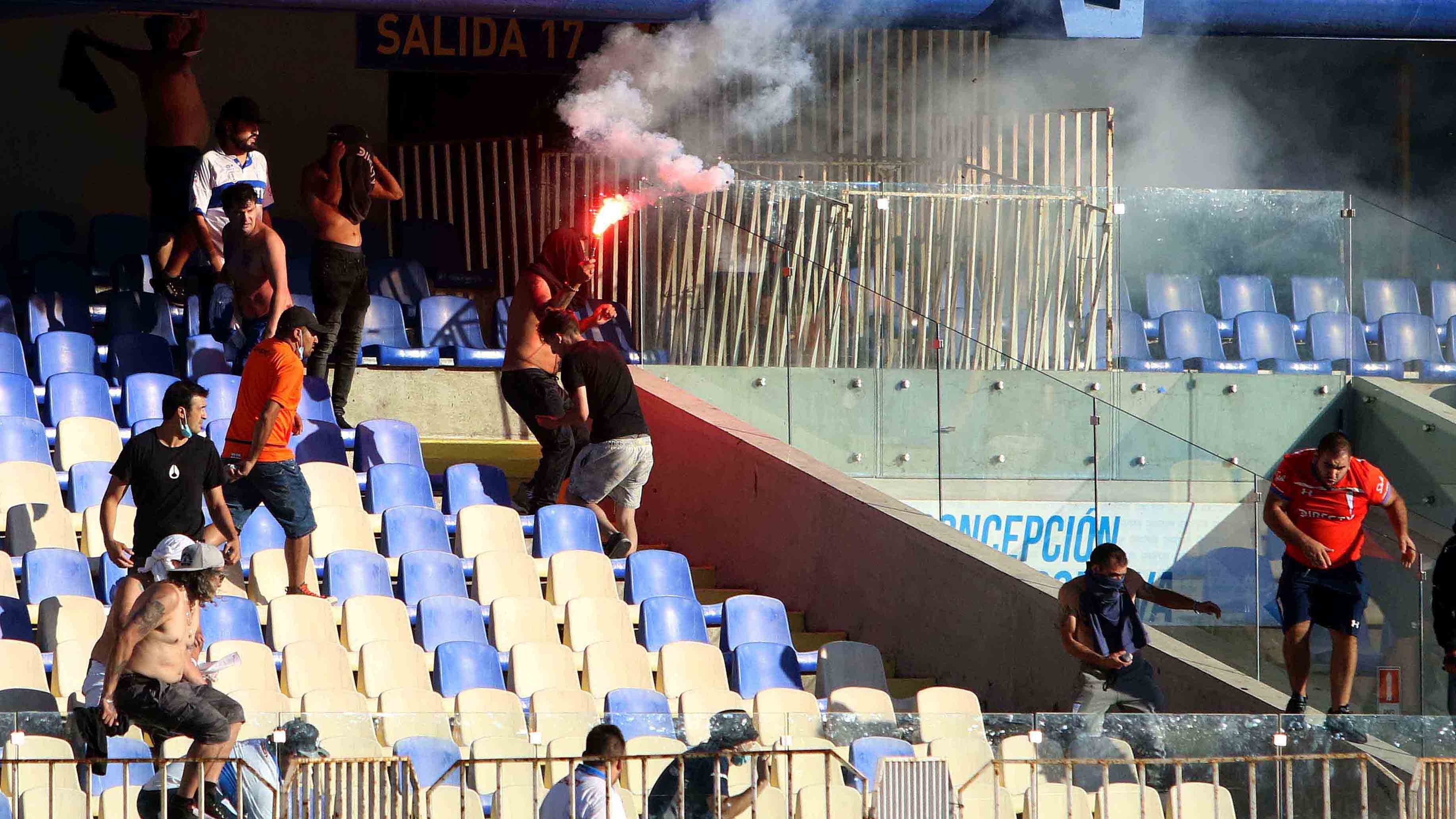 23 de Enero de 2022/CONCEPCION
Incidentes entre barras de Colo Colo y Universidad Catolica,durante el partido valido por Supercopa 2022, entre Universidad Catolica vs Colo Colo, disputado en el estadio Ester Roa Rebolledo de Concepción

FOTO: DANIEL PINO/AGENCIAUNO