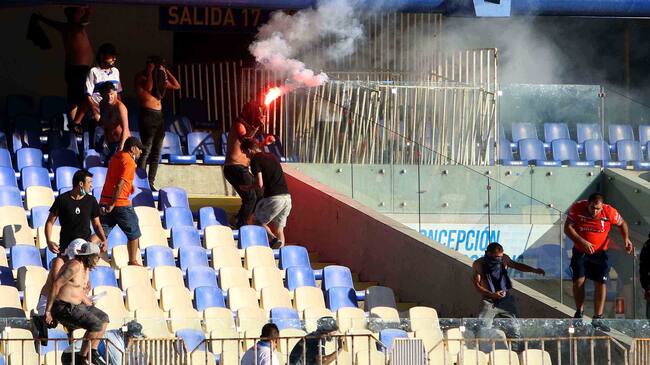 23 de Enero de 2022/CONCEPCION
Incidentes entre barras de Colo Colo y Universidad Catolica,durante el partido valido por Supercopa 2022, entre Universidad Catolica vs Colo Colo, disputado en el estadio Ester Roa Rebolledo de Concepción
FOTO: DANIEL PINO/AGENCIAUNO