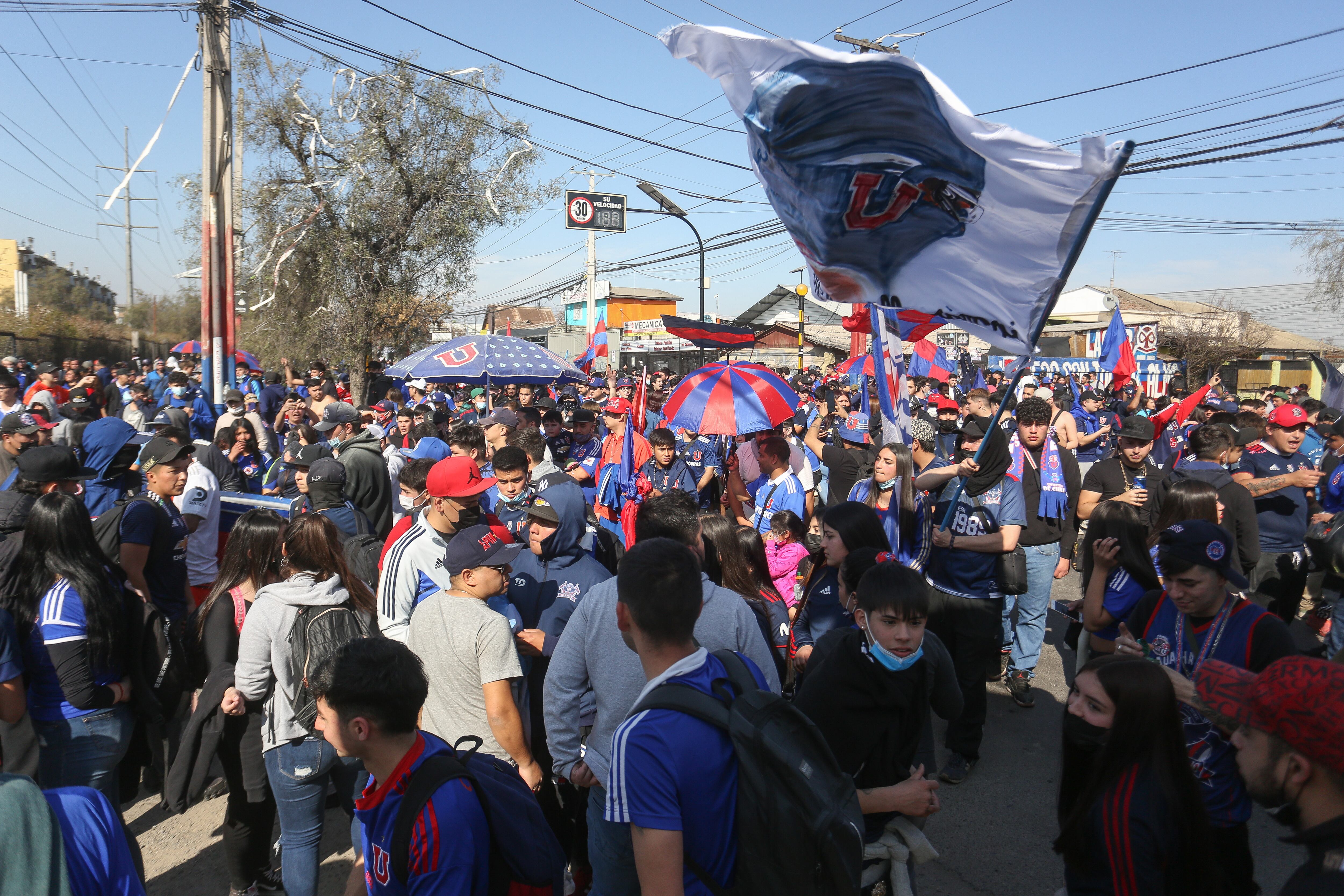 Hinchas  de la U en el Centro Deportivo Azul | Agencia Uno