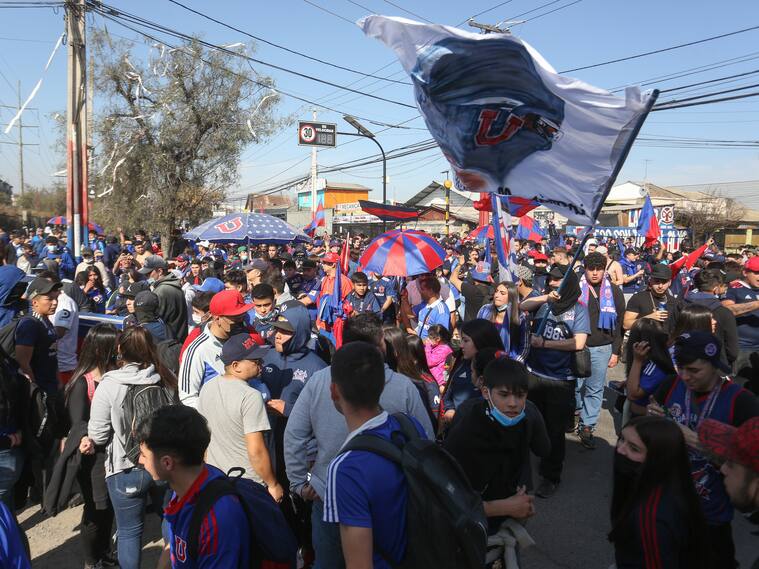 Hinchas de la U en el Centro Deportivo Azul | Agencia Uno