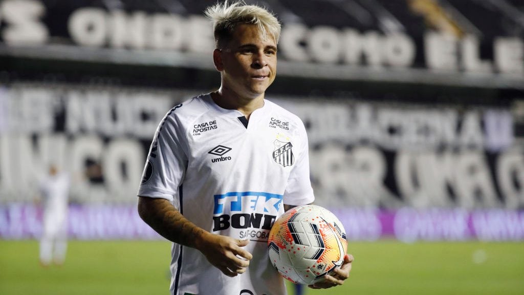 SANTOS, BRAZIL - JANUARY 13: Yeferson Soteldo of Santos reacts with the ball during a semifinal second leg match between Santos and Boca Juniors as part of Copa CONMEBOL Libertadores 2020 at Urbano Caldeira Stadium (Vila Belmiro) on January 13, 2021 in Santos, Brazil. (Photo by Sebastiao Moreira-Pool/Getty Images)