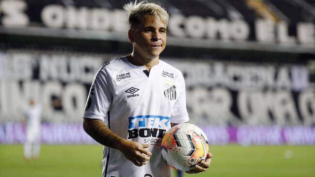 SANTOS, BRAZIL - JANUARY 13: Yeferson Soteldo of Santos reacts with the ball during a semifinal second leg match between Santos and Boca Juniors as part of Copa CONMEBOL Libertadores 2020 at Urbano Caldeira Stadium (Vila Belmiro) on January 13, 2021 in Santos, Brazil. (Photo by Sebastiao Moreira-Pool/Getty Images)