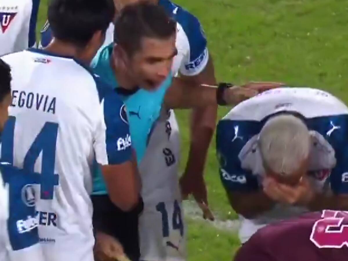 Insólita escena: el polémico Deyverson acusa golpe de árbitro chileno en Copa Libertadores