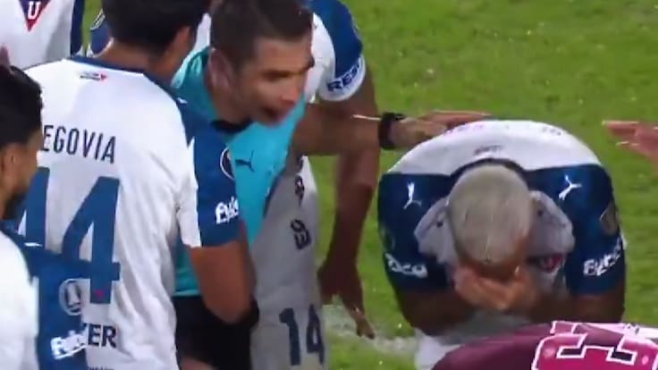 Insólita escena: el polémico Deyverson acusa golpe de árbitro chileno en Copa Libertadores