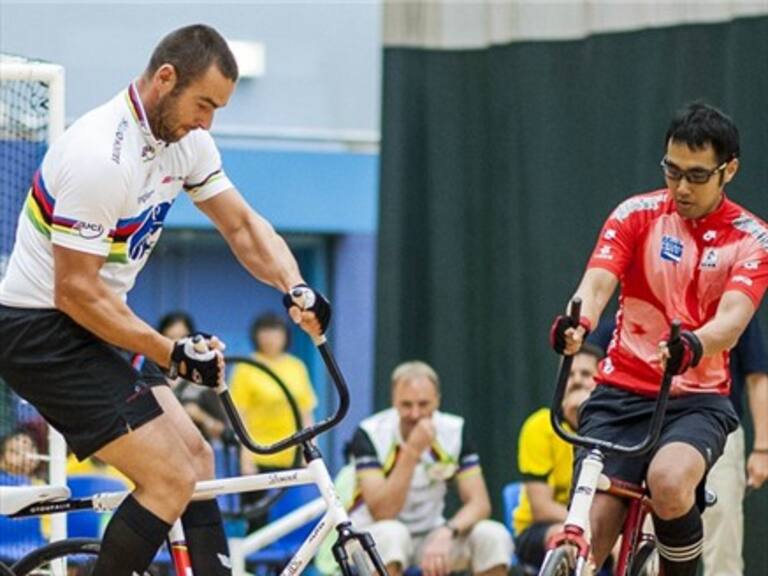 Llega el máximo deporte del mundo: «Bici fútbol»