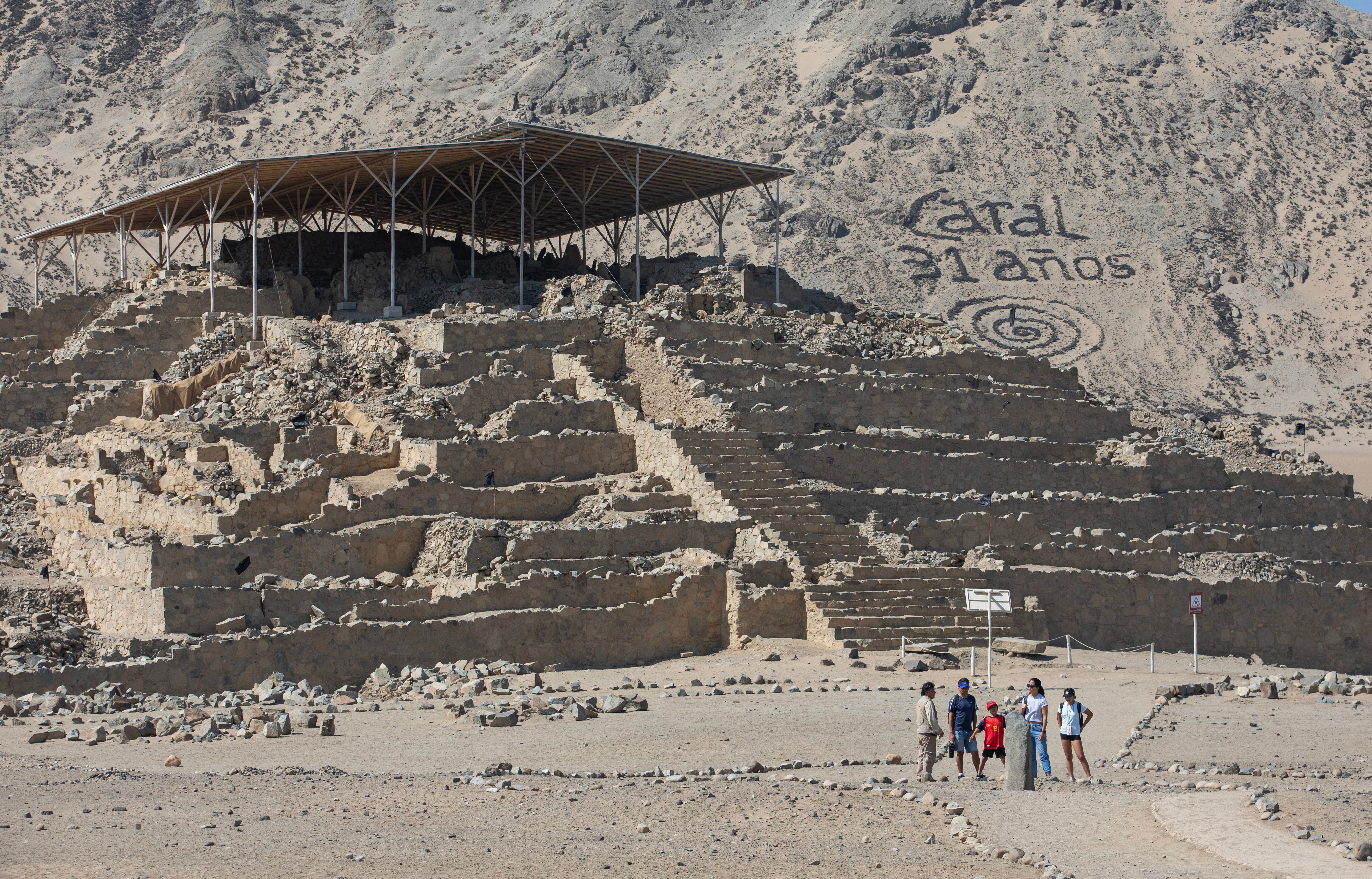 (260804) -- BARRANCA, 4 agosto, 2026 (Xinhua) -- Imagen del 21 de julio de 2026 de turistas visitando la Zona Arqueológica Caral, en la provincia de Barranca, Perú. La civilización peruana de Caral, considerada la más vieja de América con 5.000 años de antigüedad, destacó por sus principios de resiliencia, intercambio cultural y convivencia pacífica entre poblaciones, según confirmaron hallazgos en la zona arqueológica del país sudamericano. (Xinhua/Mariana Bazo) (mb) (ah) (ra) (ce)