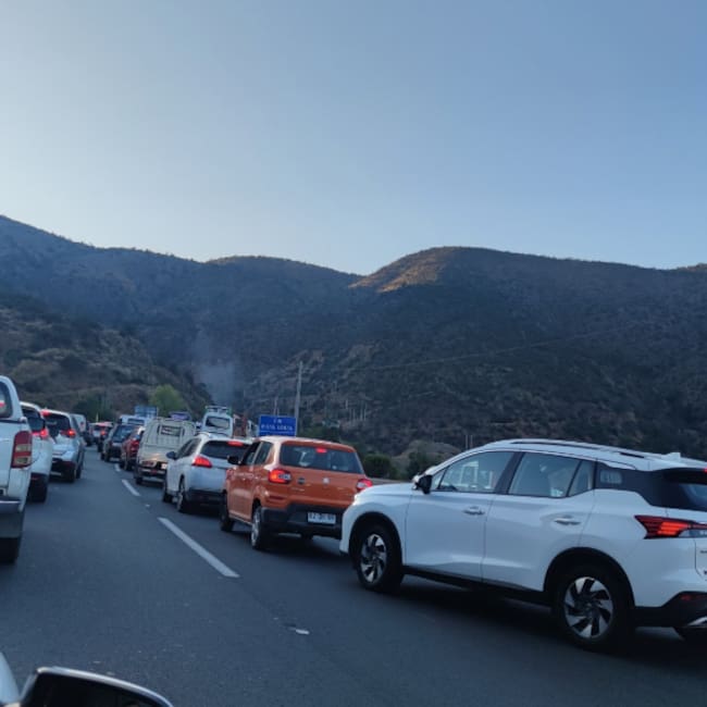 Cierre de acceso a túnel Lo Prado por incendio de vehículo genera gran congestión en dirección a Santiago