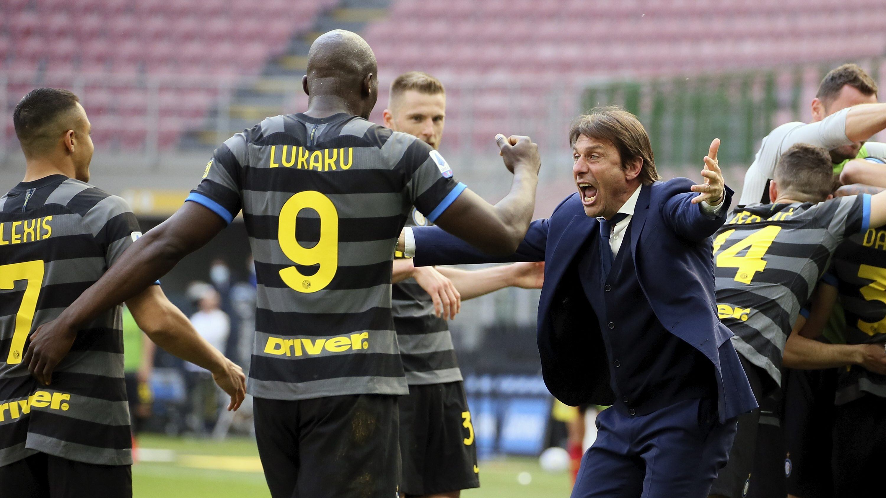 Antonio Conte head coach of FC Internazionale celebrates with Romelu Lukaku and Alexis Sanchez the goal during the Serie A match between FC Internazionale and Hellas Verona FC at Stadio Giuseppe Meazza on April 25, 2021 in Milan, Italy. Sporting stadiums around Italy remain under strict restrictions due to the Coronavirus Pandemic as Government social distancing laws prohibit fans inside venues resulting in games being played behind closed doors. (Photo by Giuseppe Cottini/NurPhoto via Getty Images)
