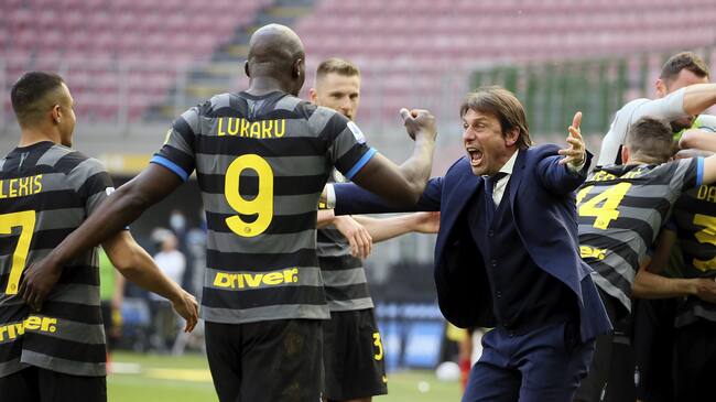 Antonio Conte head coach of FC Internazionale celebrates with Romelu Lukaku and Alexis Sanchez the goal during the Serie A match between FC Internazionale and Hellas Verona FC at Stadio Giuseppe Meazza on April 25, 2021 in Milan, Italy. Sporting stadiums around Italy remain under strict restrictions due to the Coronavirus Pandemic as Government social distancing laws prohibit fans inside venues resulting in games being played behind closed doors. (Photo by Giuseppe Cottini/NurPhoto via Getty Images)