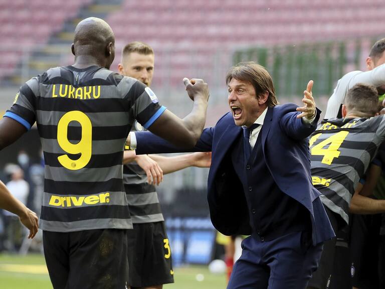 Antonio Conte head coach of FC Internazionale celebrates with Romelu Lukaku and Alexis Sanchez the goal during the Serie A match between FC Internazionale and Hellas Verona FC at Stadio Giuseppe Meazza on April 25, 2021 in Milan, Italy. Sporting stadiums around Italy remain under strict restrictions due to the Coronavirus Pandemic as Government social distancing laws prohibit fans inside venues resulting in games being played behind closed doors. (Photo by Giuseppe Cottini/NurPhoto via Getty Images)