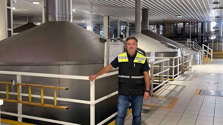 El maestro cervecero con más de 20 años de experiencia que define el sabor de todas las marcas CCU en Chile: “No tenemos nada que envidiar”