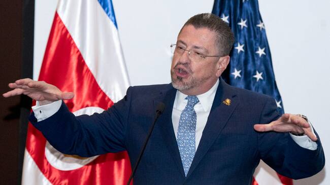 El presidente de Costa Rica, el conservador Rodrigo Chaves, habla en la sede de gobierno en la ciudad de San José.