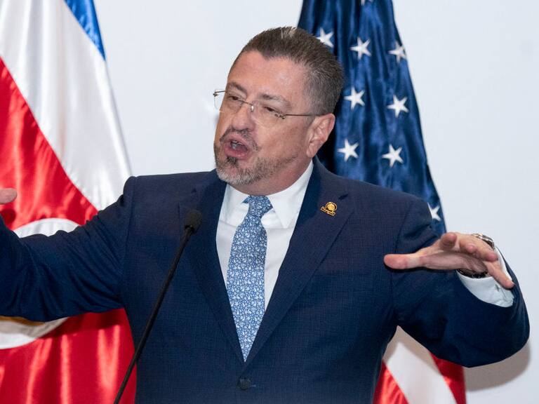 El presidente de Costa Rica, el conservador Rodrigo Chaves, habla en la sede de gobierno en la ciudad de San José.