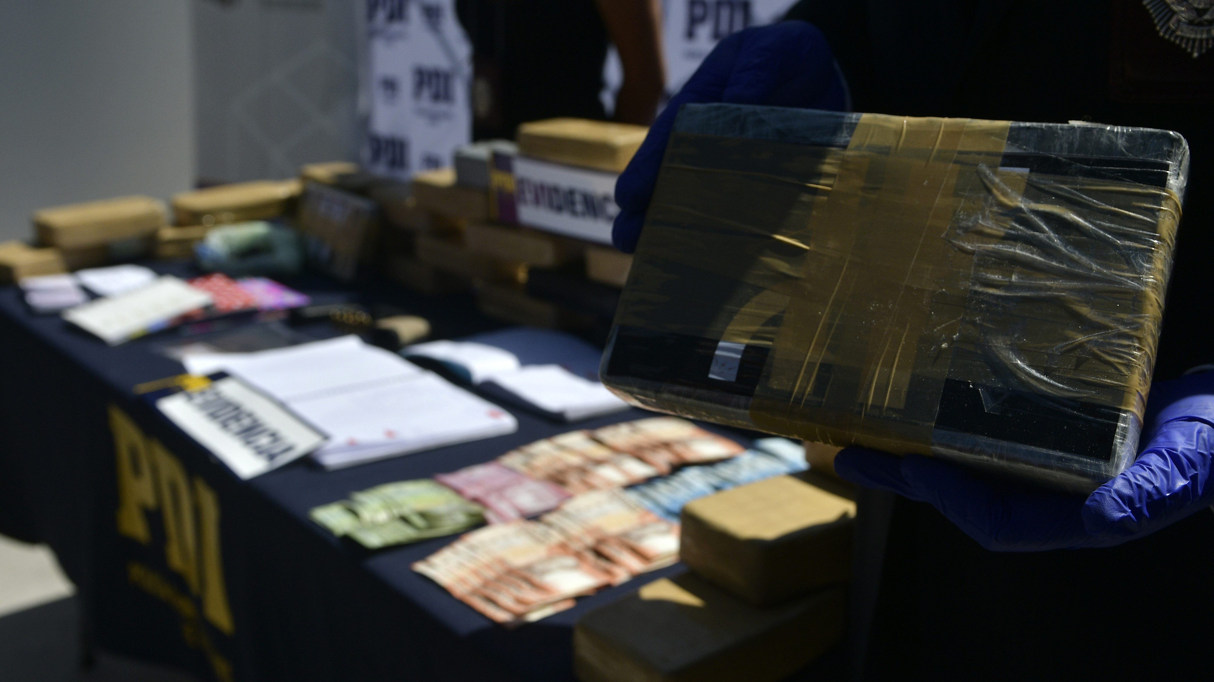 25 de Marzo de 2022 / IQUIQUEProcedimiento conjunto entre Fiscalía y PDI de Tarapacá logró detención de siete integrantes, todos venezolanos, miembros de la mega banda internacional “Tren de Aragua”, acusados de la comisión de más diez delitos, entre los que destacan trata de personas, vicariato y secuestros extotsivos.
FOTO: CRISTIAN VIVERO BOORNES/AGENCIAUNO