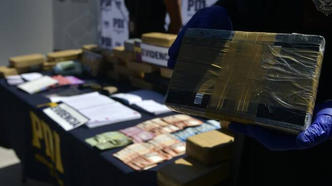25 de Marzo de 2022 / IQUIQUEProcedimiento conjunto entre Fiscalía y PDI de Tarapacá logró detención de siete integrantes, todos venezolanos, miembros de la mega banda internacional “Tren de Aragua”, acusados de la comisión de más diez delitos, entre los que destacan trata de personas, vicariato y secuestros extotsivos.
FOTO: CRISTIAN VIVERO BOORNES/AGENCIAUNO