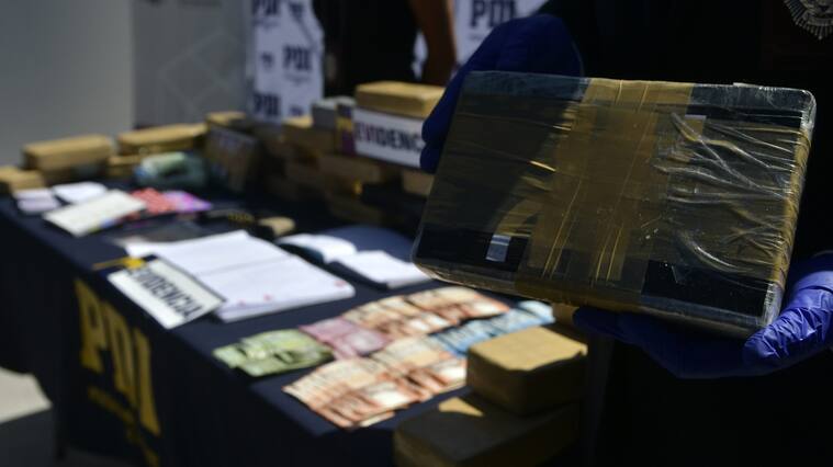 25 de Marzo de 2022 / IQUIQUEProcedimiento conjunto entre Fiscalía y PDI de Tarapacá logró detención de siete integrantes, todos venezolanos, miembros de la mega banda internacional “Tren de Aragua”, acusados de la comisión de más diez delitos, entre los que destacan trata de personas, vicariato y secuestros extotsivos.
FOTO: CRISTIAN VIVERO BOORNES/AGENCIAUNO