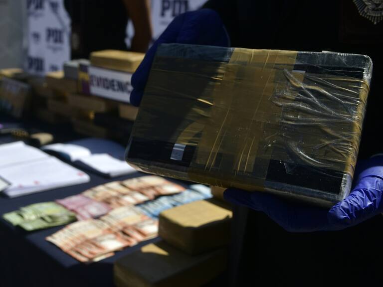 25 de Marzo de 2022 / IQUIQUEProcedimiento conjunto entre Fiscalía y PDI de Tarapacá logró detención de siete integrantes, todos venezolanos, miembros de la mega banda internacional “Tren de Aragua”, acusados de la comisión de más diez delitos, entre los que destacan trata de personas, vicariato y secuestros extotsivos.
FOTO: CRISTIAN VIVERO BOORNES/AGENCIAUNO