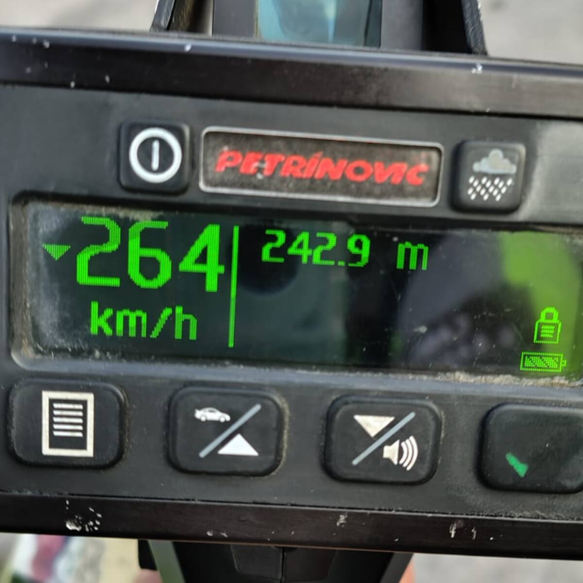Conductor que fue sorprendido a 264 km/h quedó en libertad y no se le quitó la licencia: las penas que arriesga