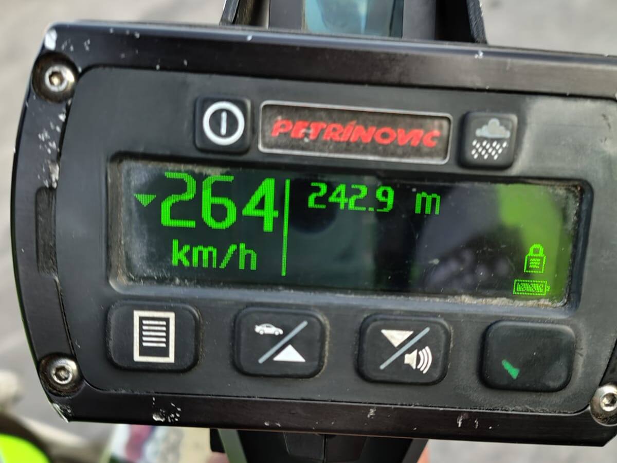 Conductor que fue sorprendido a 264 km/h quedó en libertad y no se le quitó la licencia: las penas que arriesga