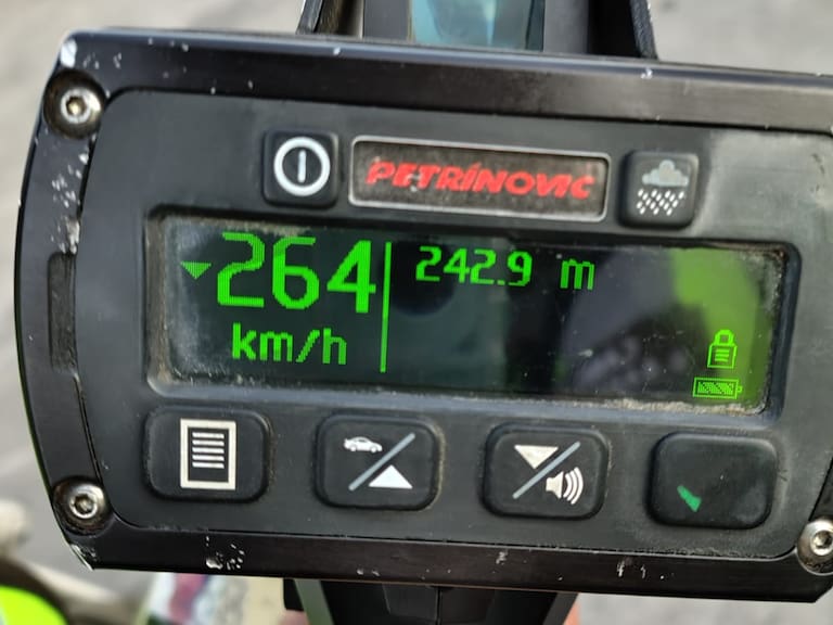 Conductor que fue sorprendido a 264 km/h quedó en libertad y no se le quitó la licencia: las penas que arriesga