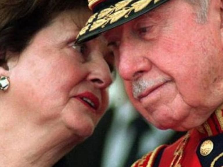 Pinochet y Lucía Hiriart ya no son hijos ilustres de Ñuñoa