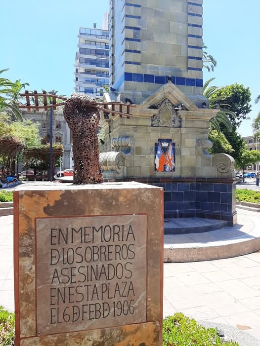 Escultura de hierro que representa un puño obrero desrielando una vía ferroviaria. Fue instalada en 2018 por agrupaciones sociales. Hoy se encuentra destruida.