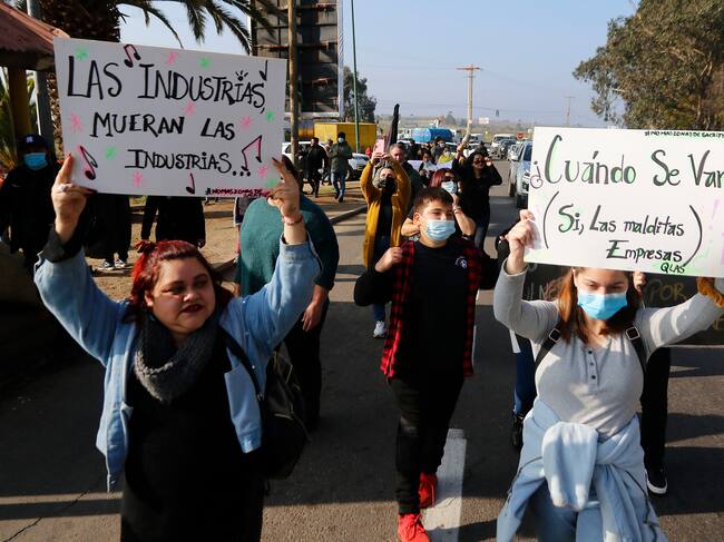 Los manifestantes marchando hacia el cordón industrial de la zona. / Agencia Uno.