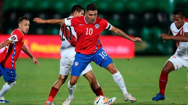 Chile's Cesar Pinares (R) and Peru's Edison Flores vie for the ball during their closed-door 2022 FIFA World Cup South American qualifier football match at the National Stadium in Santiago, on November 13, 2020. (Photo by IVAN ALVARADO / POOL / AFP) (Photo by IVAN ALVARADO/POOL/AFP via Getty Images)