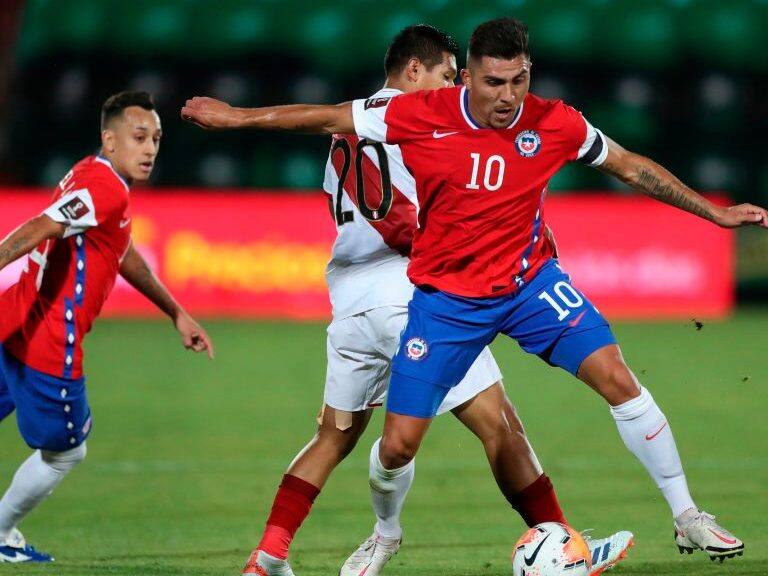 Chile's Cesar Pinares (R) and Peru's Edison Flores vie for the ball during their closed-door 2022 FIFA World Cup South American qualifier football match at the National Stadium in Santiago, on November 13, 2020. (Photo by IVAN ALVARADO / POOL / AFP) (Photo by IVAN ALVARADO/POOL/AFP via Getty Images)