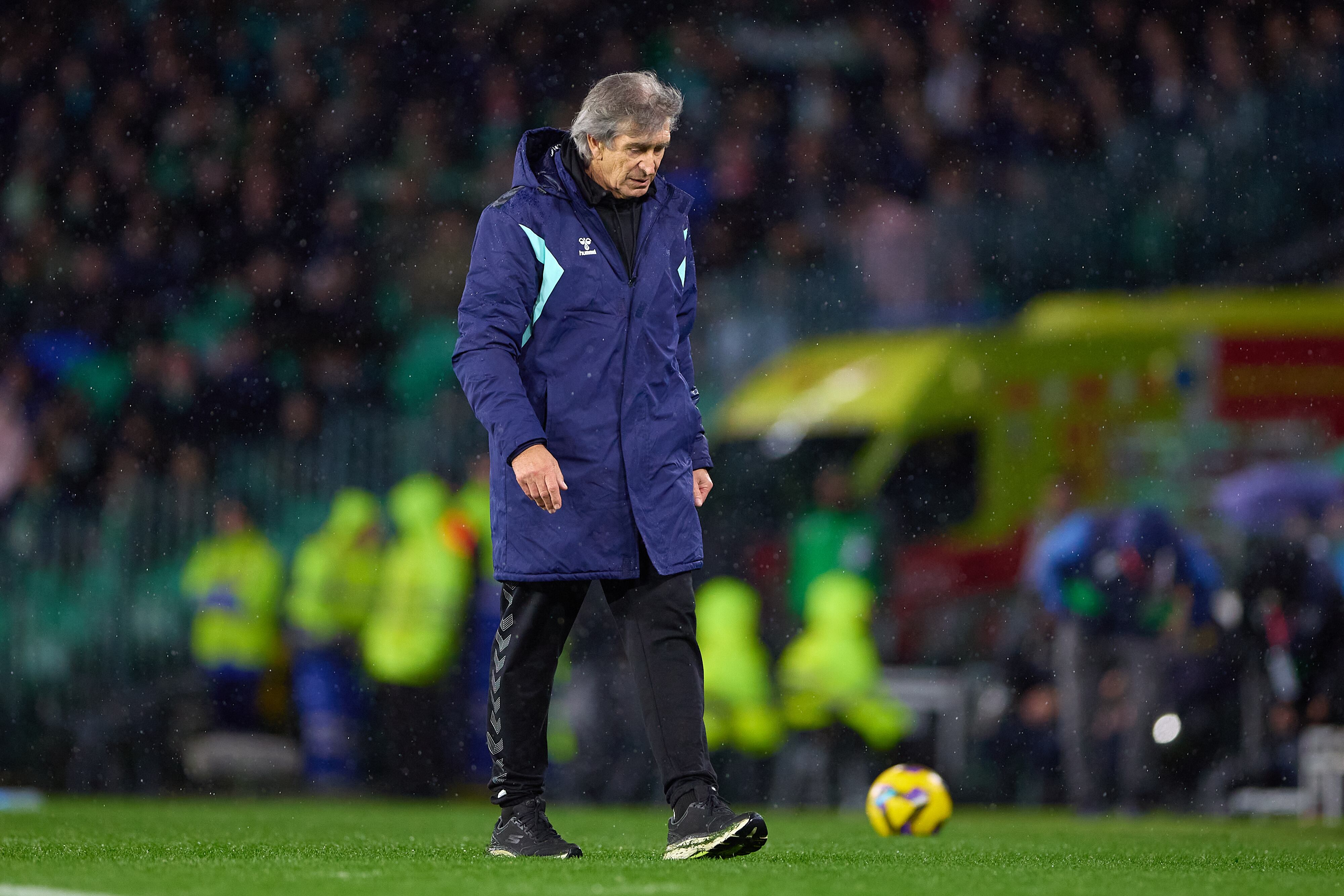 SEVILLE, SPAIN - MARCH 09: Manuel Pellegrini, Head Coach of Real Betis looks on during the LaLiga match between Real Betis Balompie and UD Las Palmas at Estadio Benito Villamarin on March 09, 2025 in Seville, Spain. (Photo by Fran Santiago/Getty Images)