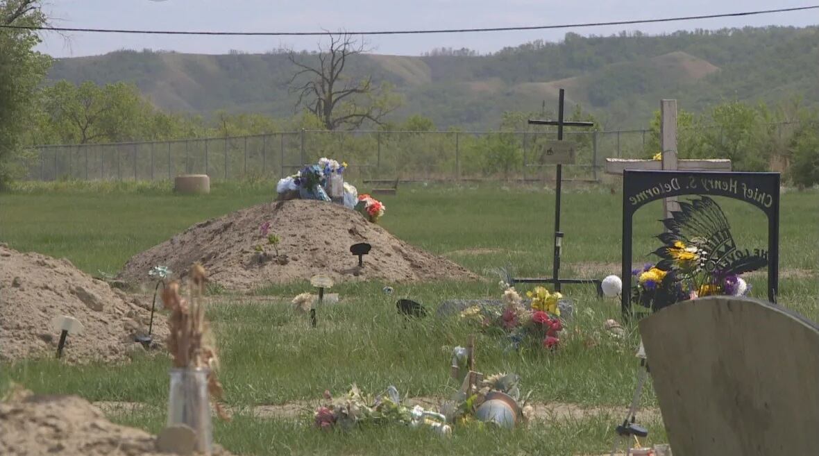 Un pequeño cementerio en el Marieval Indian Residential School