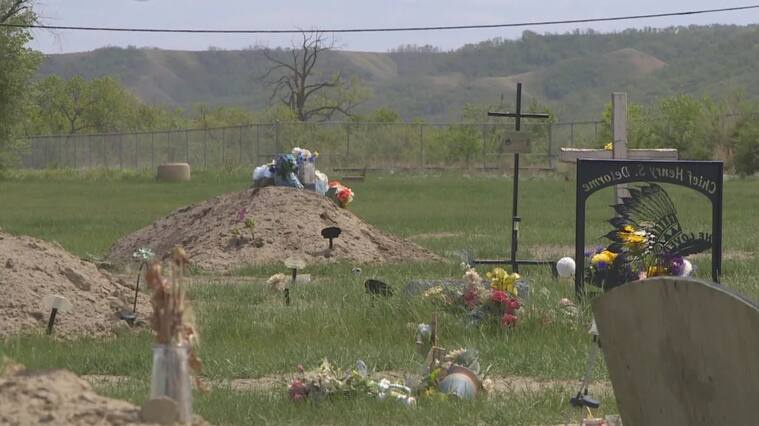 Un pequeño cementerio en el Marieval Indian Residential School