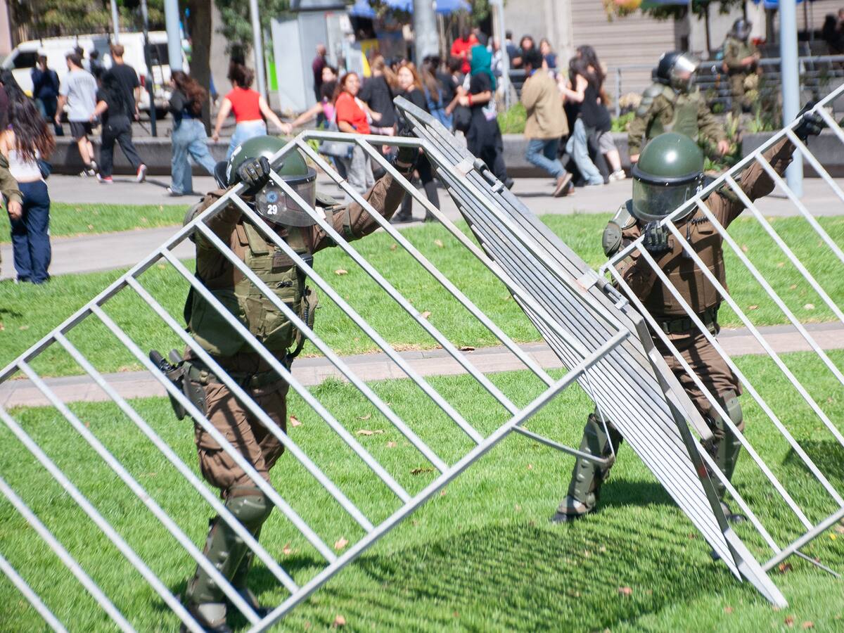 A punta de patadas: manifestantes destruyen puerta de acceso a la renovada estatua del general Baquedano