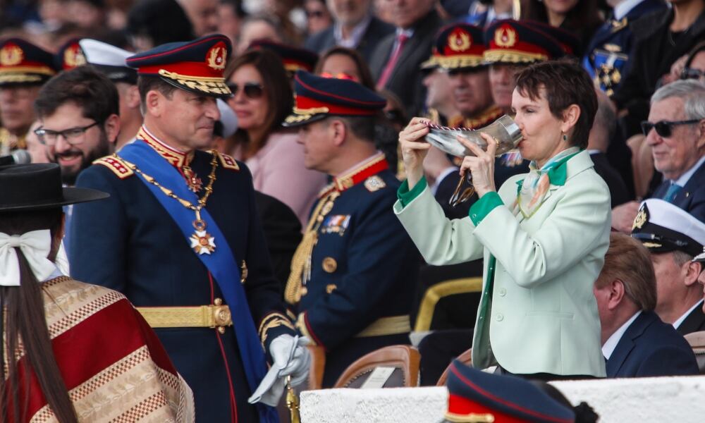 Agencia UNO | La ministra del Interior, Carolina Tohá, bebiendo del brindis de chicha en cacho