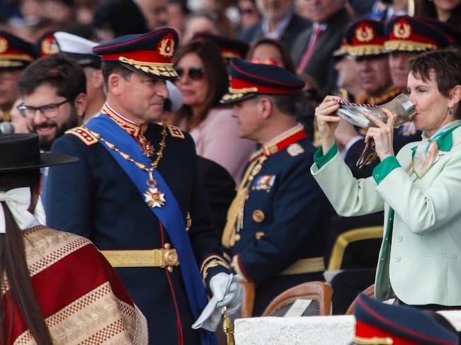 Agencia UNO | La ministra del Interior, Carolina Tohá, bebiendo del brindis de chicha en cacho