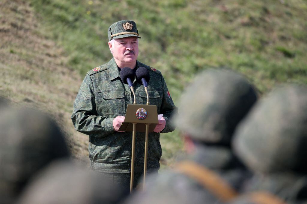 El presidente bielorruso Alexander Lukashenko ante las tropas de su país