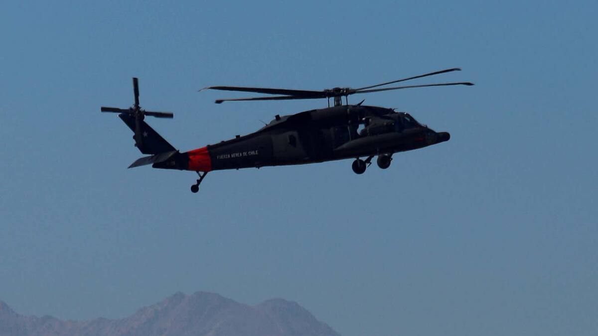 Equipo de la FACh evacúa a tripulantes de aeronave tras emergencia registrada en la región de Los Lagos