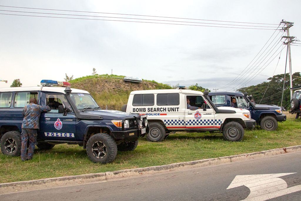 La policía de Papúa Nueva Guinea custodia una ruta en ese país insular de Oceanía.