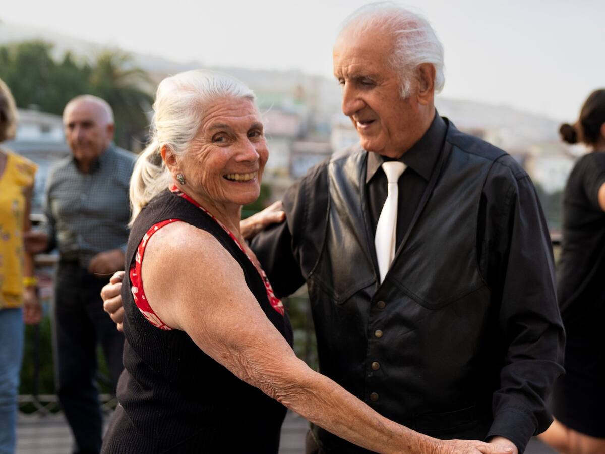 Consejos para celebrar las Fiestas Patrias con responsabilidad pensando en los adultos mayores de la casa