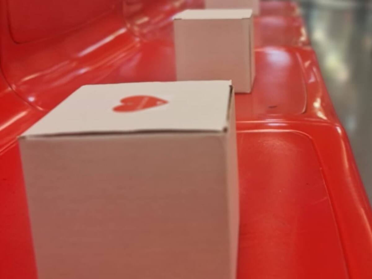 Metro de Santiago dejó regalos para los usuarios en el Día de San Valentín