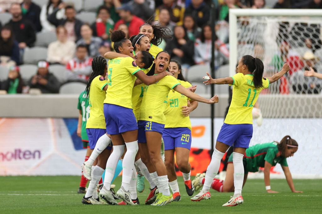 En la ciudad de San Diego (California) la selección femenina de Brasil derrotó 3-0 a la de México y se enfrentará con la de Estados Unidos en la final.